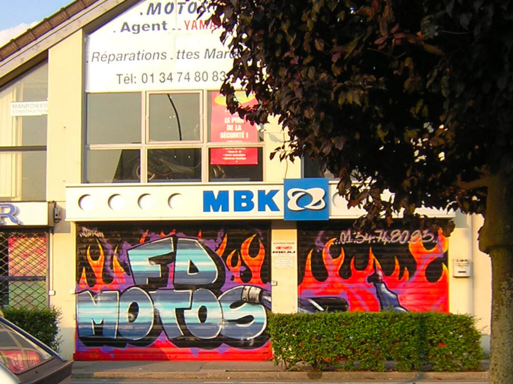 Décoration street art sur rideaux métalliques — FD Motos