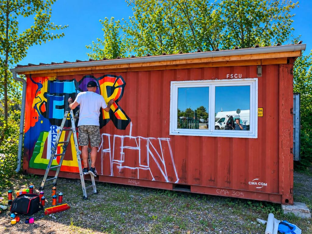 Customisation street art d&rsquo;un container de base vie — ECR Lumen (Aéroport Paris-CDG)